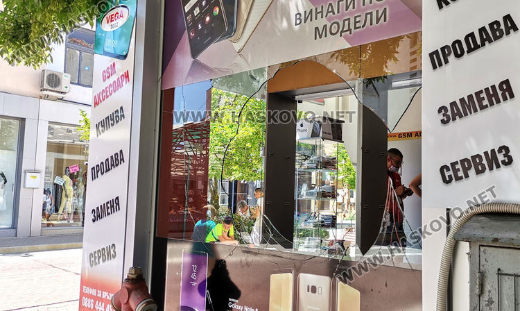 Маскиран разби магазин в центъра на Хасково и задигна 8 телефона