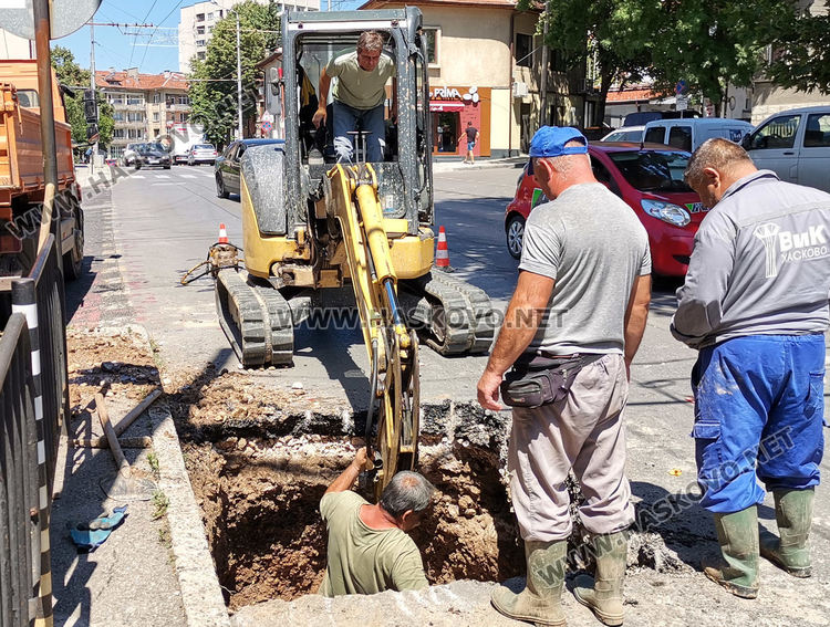Част от центъра без вода заради авария, затруднено е движението по „Съединение“