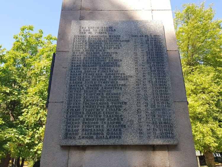 Социалисти ремонтираха паметника на антифашистите