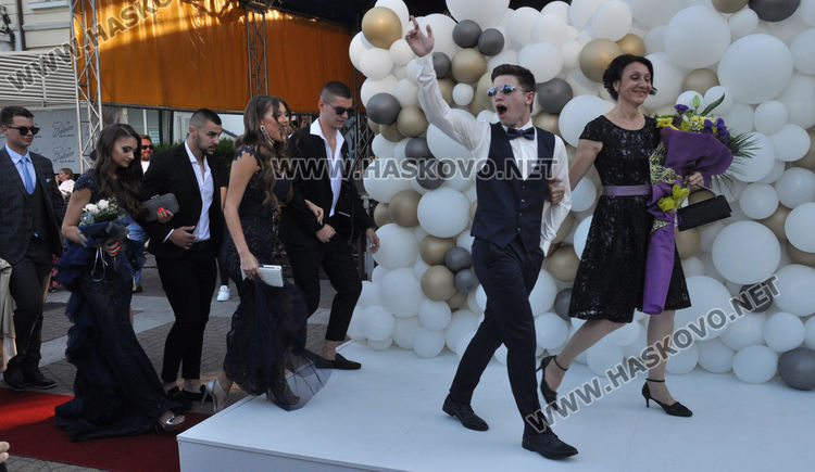 Красивите абитуриенти на ПМГ с дефиле в центъра на Хасково (видео)