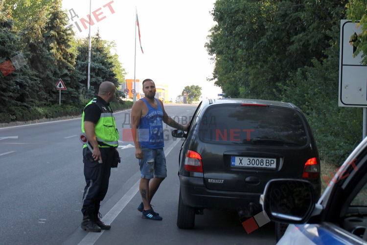 Десетки димитровградчани се отправиха към протеста в Хасково, организаторът бе спрян от полицията