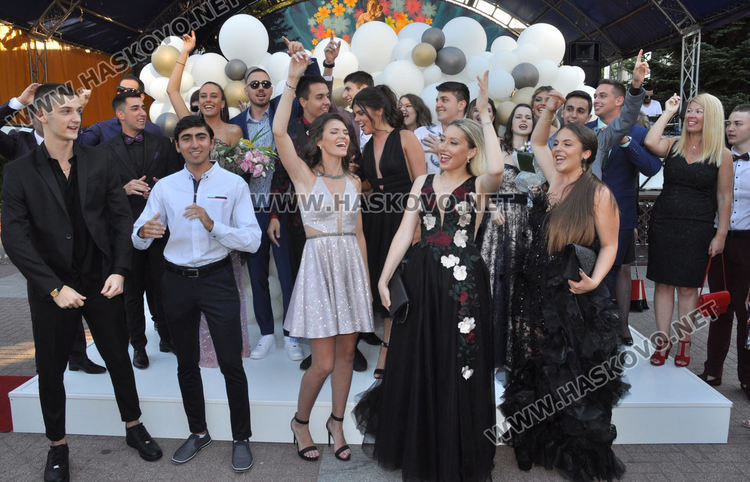 Красивите абитуриенти на ПМГ с дефиле в центъра на Хасково (видео)