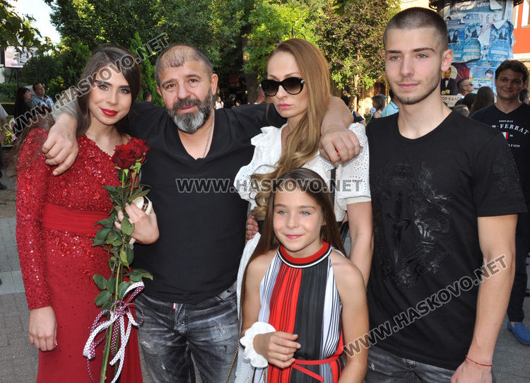 Красивите абитуриенти на ПМГ с дефиле в центъра на Хасково (видео)