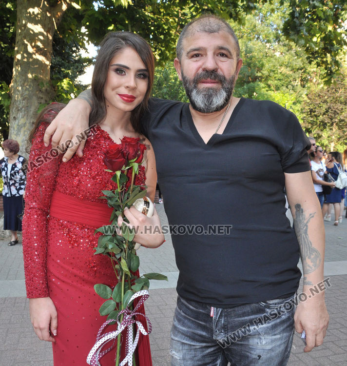 Красивите абитуриенти на ПМГ с дефиле в центъра на Хасково (видео)