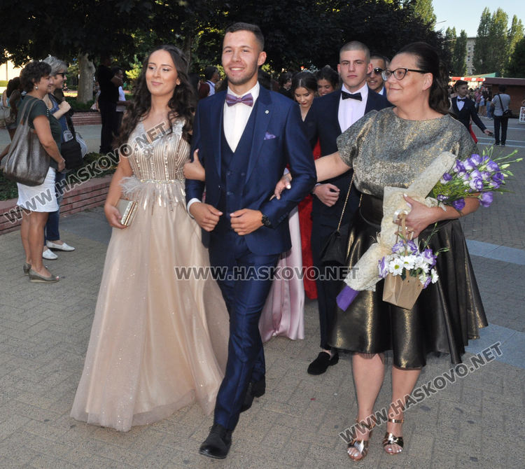 Красивите абитуриенти на ПМГ с дефиле в центъра на Хасково (видео)