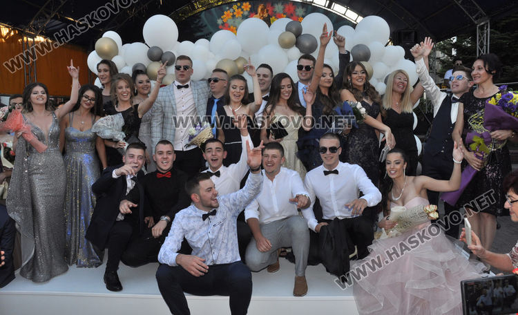 Красивите абитуриенти на ПМГ с дефиле в центъра на Хасково (видео)