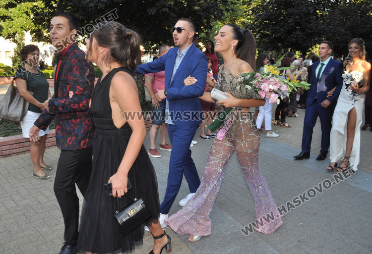 Красивите абитуриенти на ПМГ с дефиле в центъра на Хасково (видео)