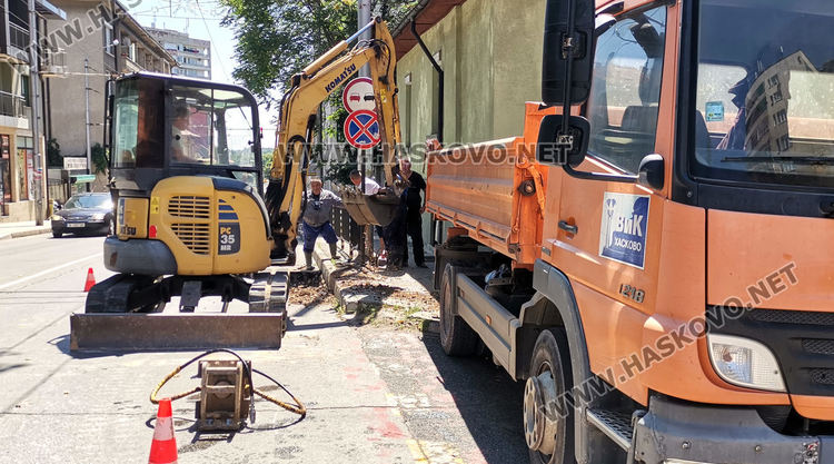 Част от центъра без вода заради авария, затруднено е движението по „Съединение“