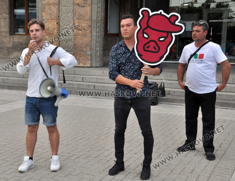 Георги Георгиев (вляво), Тодор Топалов (в средата) и Николай Георгиев - общински съветник от "Възраждане" в Харманли