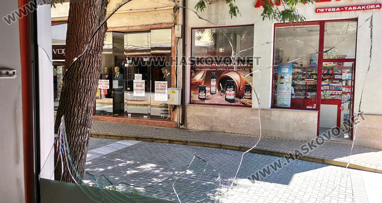 Маскиран разби магазин в центъра на Хасково и задигна 8 телефона