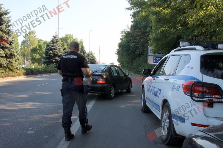 Десетки димитровградчани се отправиха към протеста в Хасково, организаторът бе спрян от полицията