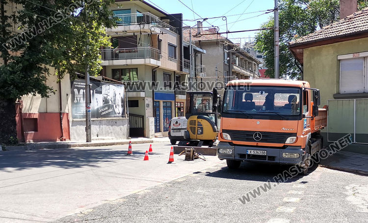 Част от центъра без вода заради авария, затруднено е движението по „Съединение“