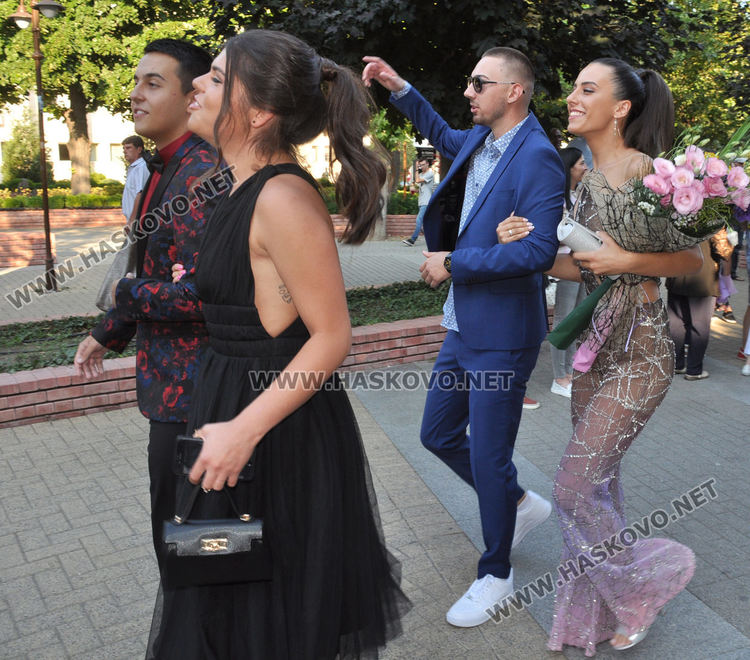 Красивите абитуриенти на ПМГ с дефиле в центъра на Хасково (видео)