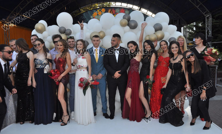 Красивите абитуриенти на ПМГ с дефиле в центъра на Хасково (видео)