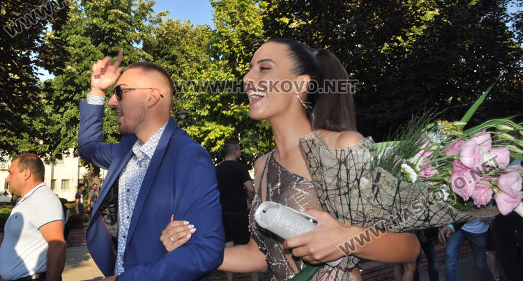 Красивите абитуриенти на ПМГ с дефиле в центъра на Хасково (видео)