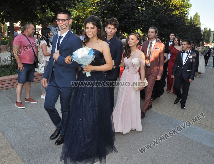 Красивите абитуриенти на ПМГ с дефиле в центъра на Хасково (видео)