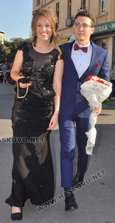 Красивите абитуриенти на ПМГ с дефиле в центъра на Хасково (видео)