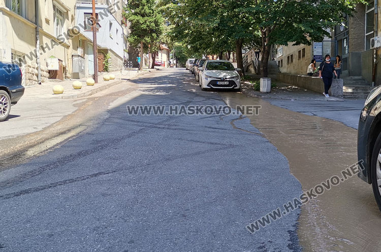 Част от центъра без вода заради авария, затруднено е движението по „Съединение“