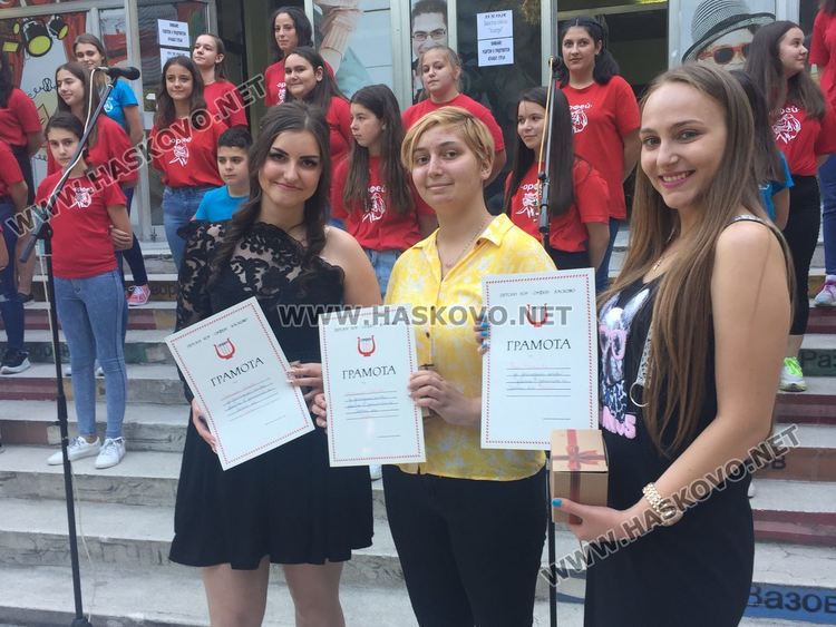 Хор „Орфей“ приветства нови изпълнители и изпрати абитуриенти в годишния си концерт