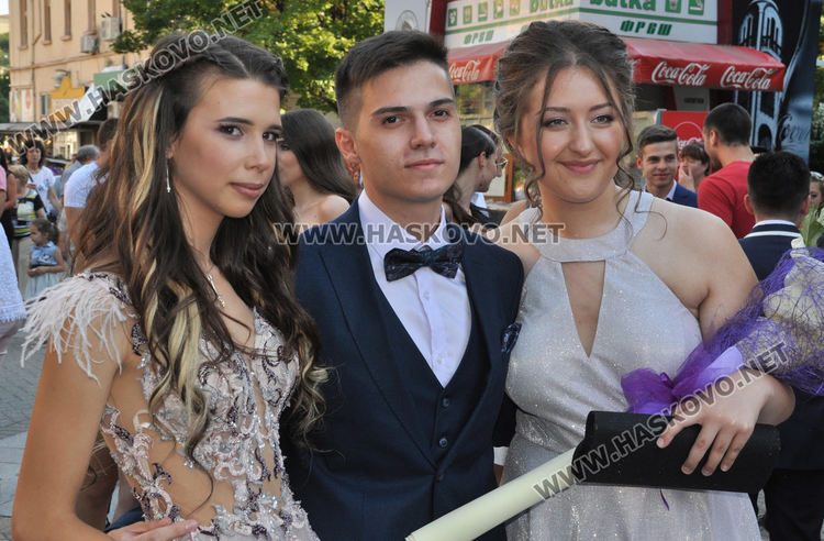 Красивите абитуриенти на ПМГ с дефиле в центъра на Хасково (видео)