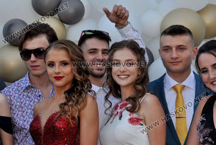 Красивите абитуриенти на ПМГ с дефиле в центъра на Хасково (видео)