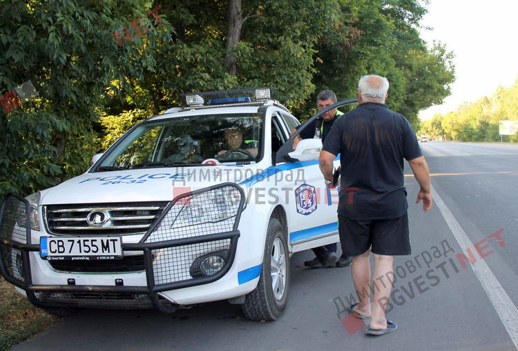 Десетки димитровградчани се отправиха към протеста в Хасково, организаторът бе спрян от полицията