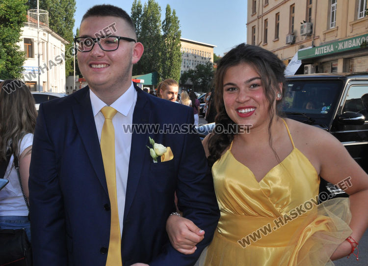 Красивите абитуриенти на ПМГ с дефиле в центъра на Хасково (видео)
