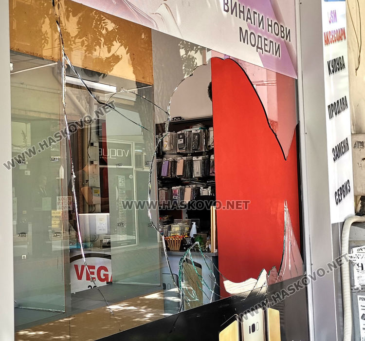 Маскиран разби магазин в центъра на Хасково и задигна 8 телефона