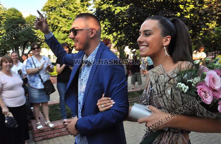 Красивите абитуриенти на ПМГ с дефиле в центъра на Хасково (видео)