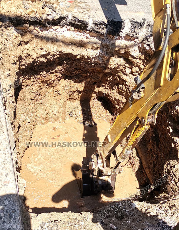 Част от центъра без вода заради авария, затруднено е движението по „Съединение“