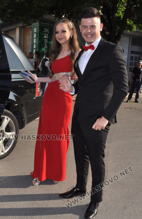 Красивите абитуриенти на ПМГ с дефиле в центъра на Хасково (видео)