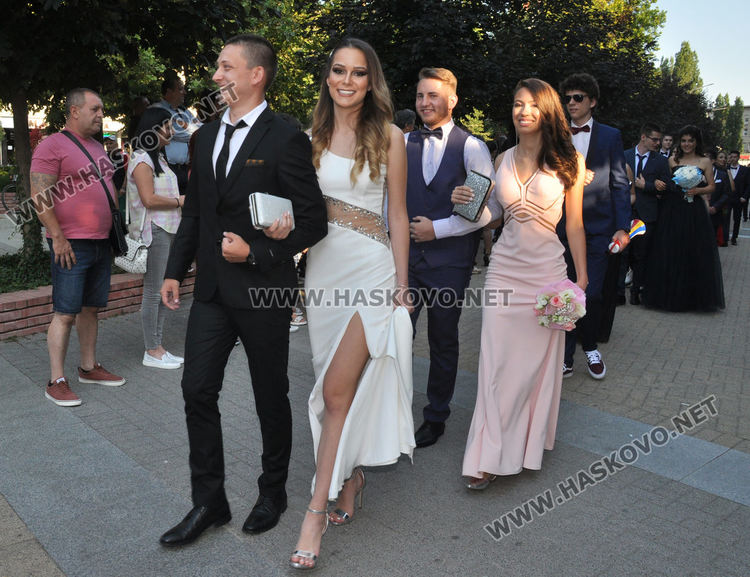 Красивите абитуриенти на ПМГ с дефиле в центъра на Хасково (видео)