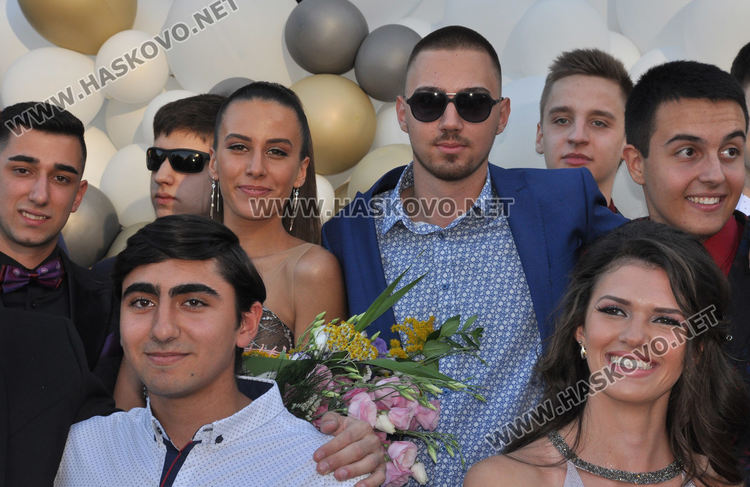 Красивите абитуриенти на ПМГ с дефиле в центъра на Хасково (видео)