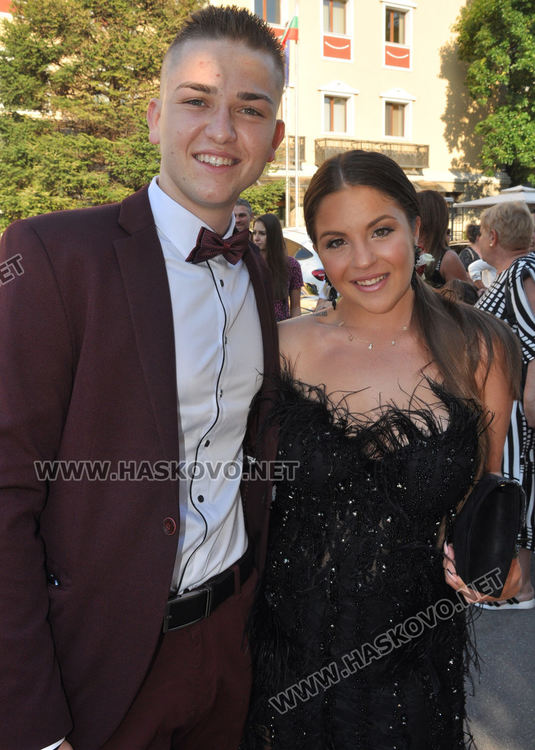 Красивите абитуриенти на ПМГ с дефиле в центъра на Хасково (видео)