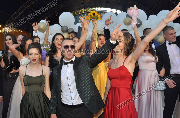 Красивите абитуриенти на ПМГ с дефиле в центъра на Хасково (видео)