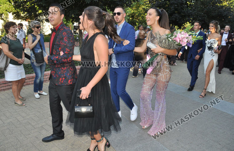 Красивите абитуриенти на ПМГ с дефиле в центъра на Хасково (видео)