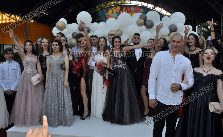 Красивите абитуриенти на ПМГ с дефиле в центъра на Хасково (видео)