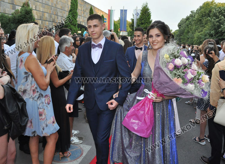 Феерия от цветове на червения килим за бала на Езиковата гимназия
