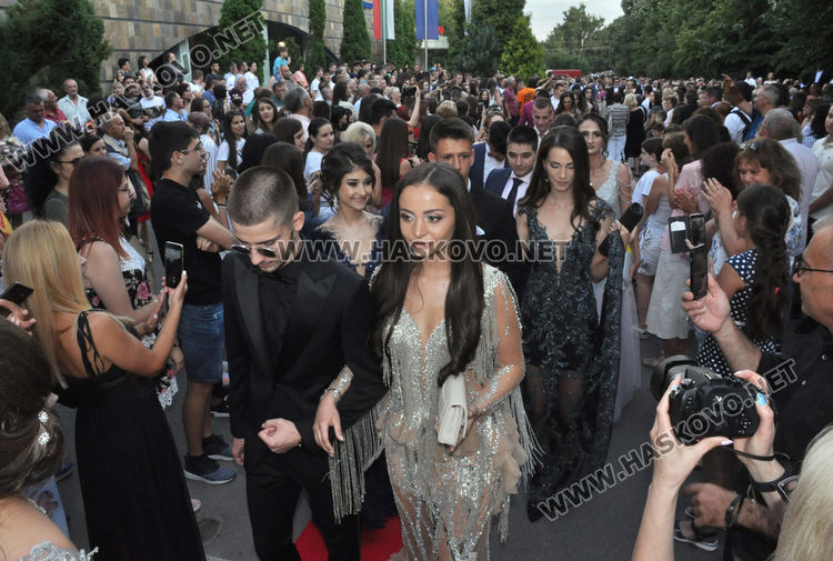 Феерия от цветове на червения килим за бала на Езиковата гимназия