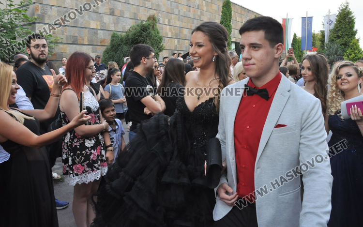 Феерия от цветове на червения килим за бала на Езиковата гимназия