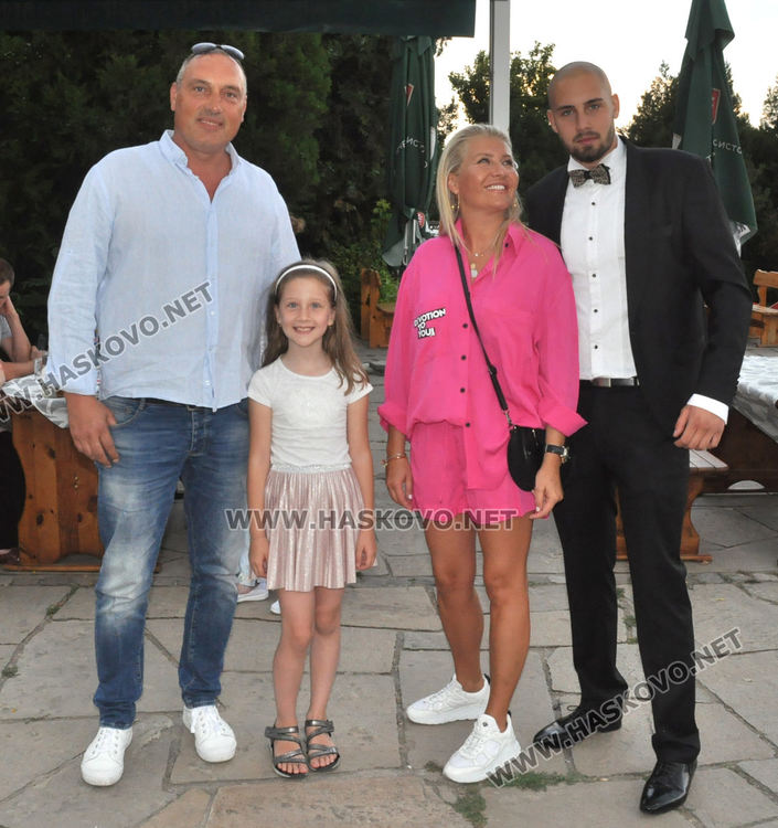 Феерия от цветове на червения килим за бала на Езиковата гимназия