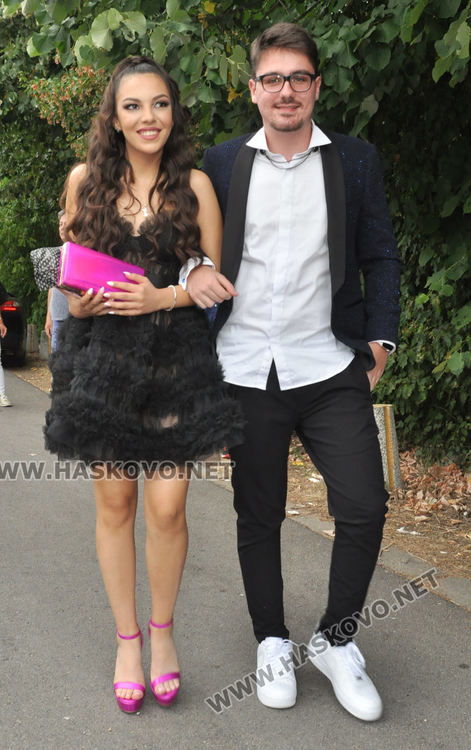 Феерия от цветове на червения килим за бала на Езиковата гимназия