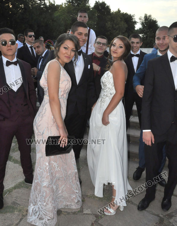 Царската гимназия празнува тази вечер с усмивки и настроение