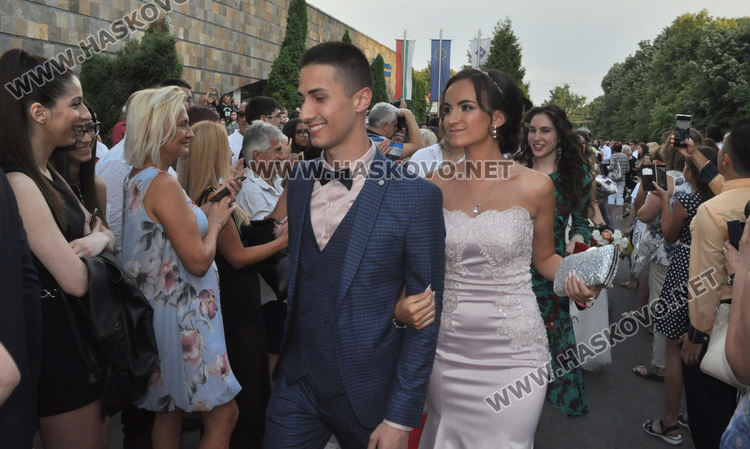 Феерия от цветове на червения килим за бала на Езиковата гимназия