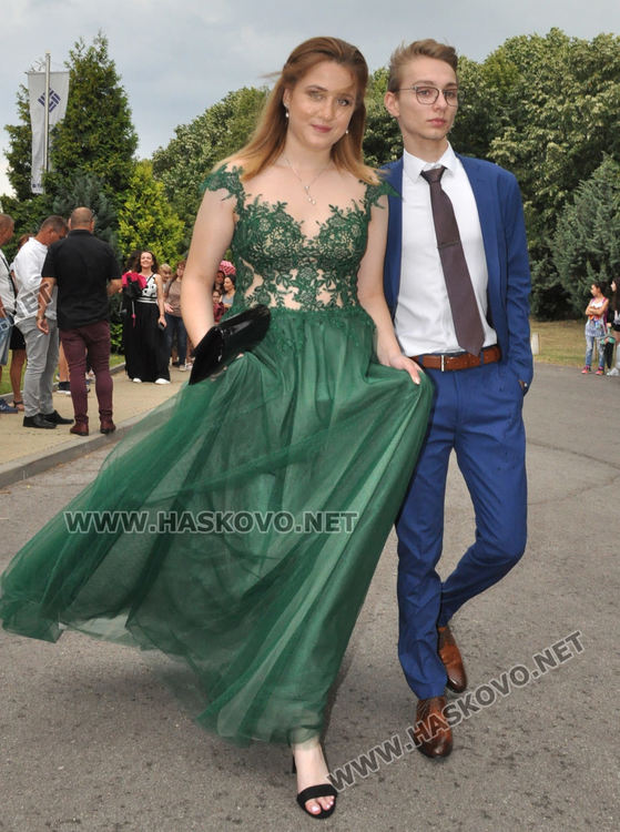 Феерия от цветове на червения килим за бала на Езиковата гимназия