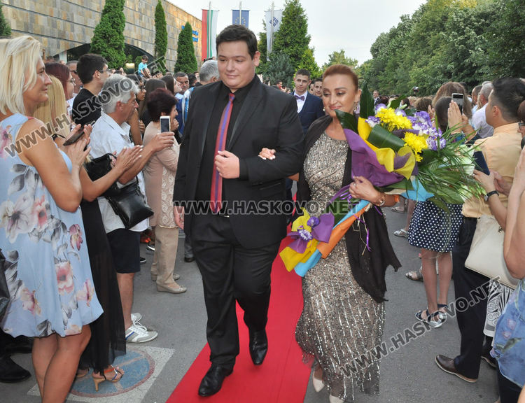 Феерия от цветове на червения килим за бала на Езиковата гимназия