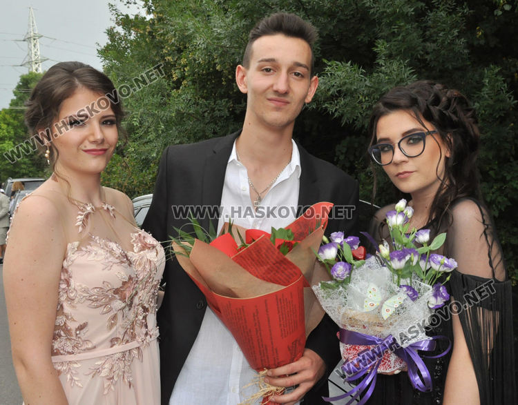 Феерия от цветове на червения килим за бала на Езиковата гимназия