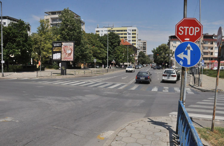 Фолксваген не спря на „стоп“ и се заби в Пежо до „Лебеда“