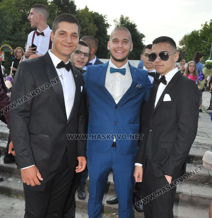 Царската гимназия празнува тази вечер с усмивки и настроение