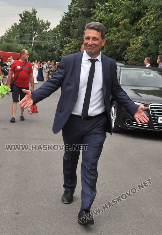 Феерия от цветове на червения килим за бала на Езиковата гимназия